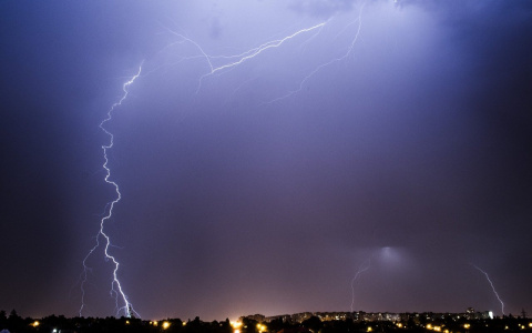 В Коми от удара молнии загорелся гараж