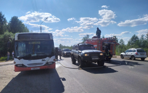 В Сыктывкаре посреди дороги начал дымиться автобус с пассажирами (фото)
