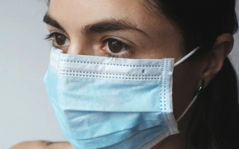 Россиянам посоветовали привыкать к медицинским маскам и носить их всегда