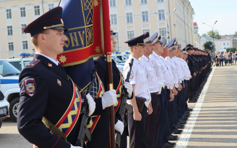 Фоторепортаж: Владимир Уйба поздравил лучших полицейских Коми