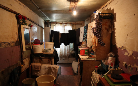 «Хожу по нужде в урну»: сыктывкарский инвалид живет в нечеловеческих условиях (фото)