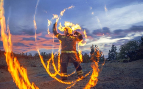 Фото дня в Сыктывкаре: танец огня над водной гладью