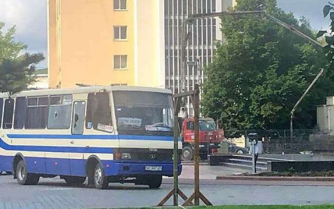 В Украине вооруженный человек захватил автобус с пассажирами