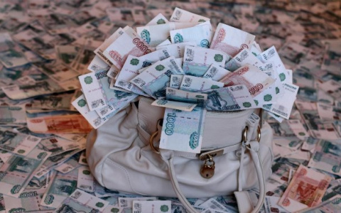 В России предложили отказаться от индексации зарплат чиновников