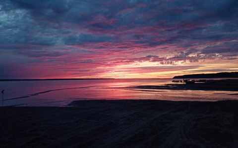 Фото дня от сыктывкарца: розовая пелена в закатном небе над водной гладью