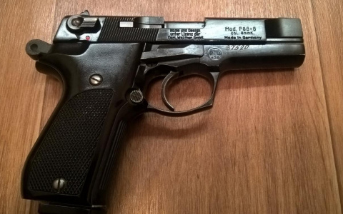 В Коми девушка по вызову обстреляла клиента из пистолета