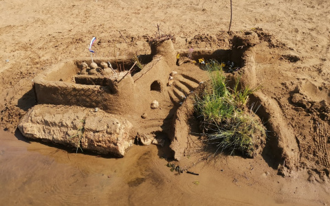 Фото дня от сыктывкарки: песчаная крепость на выльгортских прудах