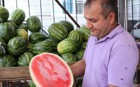 «Самое главное - это цвет»: сыктывкарский продавец рассказал, как выбрать самый вкусный арбуз