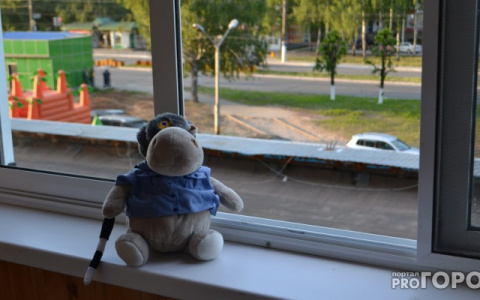 В Сыктывкаре пятилетняя девочка выпала из окна многоэтажки