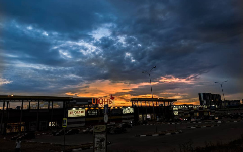 Фото дня в Сыктывкаре: солнечные сполохи среди синих вечерних облаков