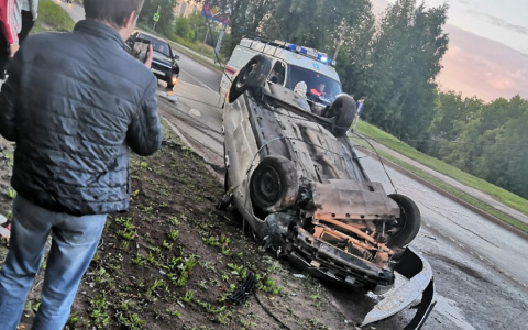 Появились подробности ДТП в Сыктывкаре, где машина снесла столб и перевернулась