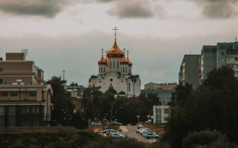 Фото дня в Сыктывкаре: величественный храм под пасмурным небом