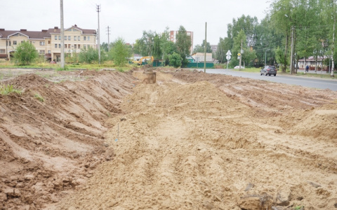 В Сыктывкаре к новой школе в Орбите начали прокладывать тротуар