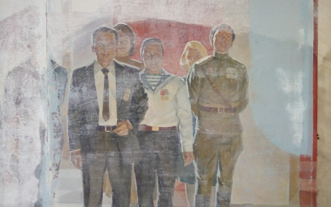 В СГУ собираются закрасить советские фрески, которые обнаружили при ремонте