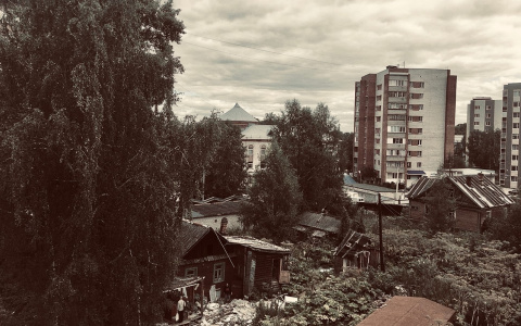Фото дня в Сыктывкаре: ветхие дома на фоне сияющих новостроек