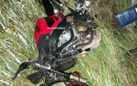 В Сыктывкаре мотоциклист врезался в дорожный знак и серьезно повредил голову