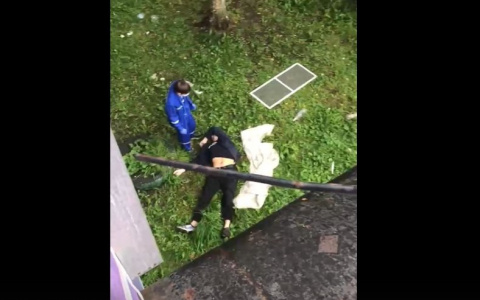 В сыктывкарской Эжве из окна выпал человек