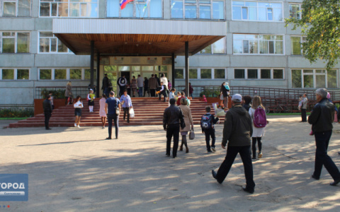 «Было трудно рисовать палочки и кружочки»: известные сыктывкарцы рассказали о своем первом дне в школе