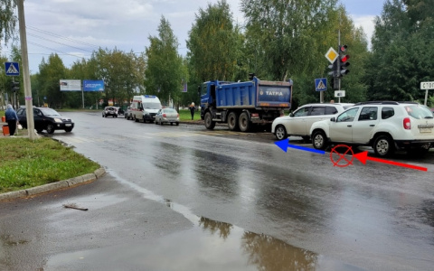 В Сыктывкаре грузовик протаранил легковушку