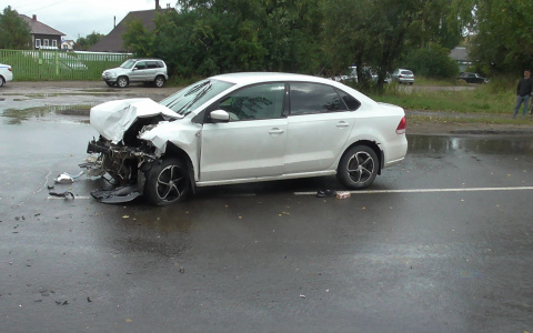 Сыктывкарка с двумя детьми въехала в автобус и лишилась пальца