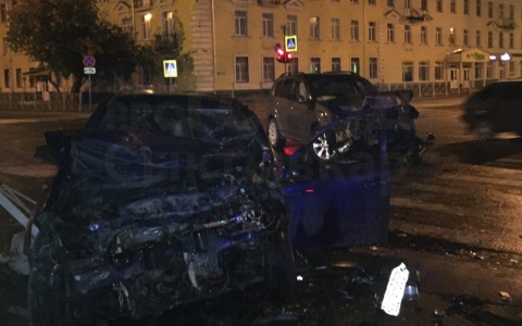 На перекрестке в центре Сыктывкара произошла жесткая авария