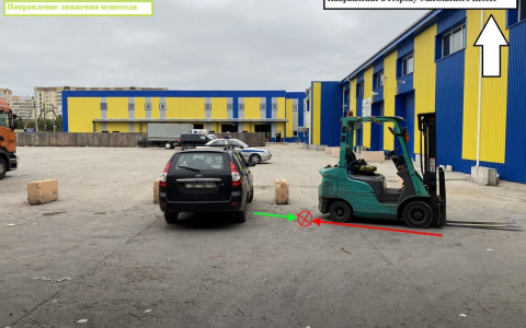 В Сыктывкаре погрузчик без водителя сбил пешехода