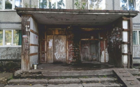 «Мох, паутина и кровососы»: сыктывкарцы не вынесли жизни в кошмарном подъезде и починили его