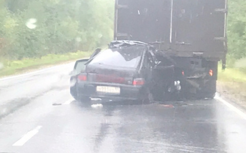 В Коми легковушка въехала под грузовик, три человека погибли