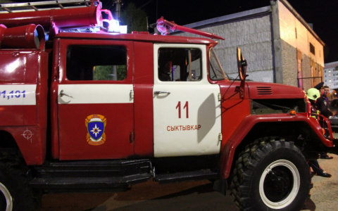 В Сыктывкаре пожарные вытащили из огня трех человек
