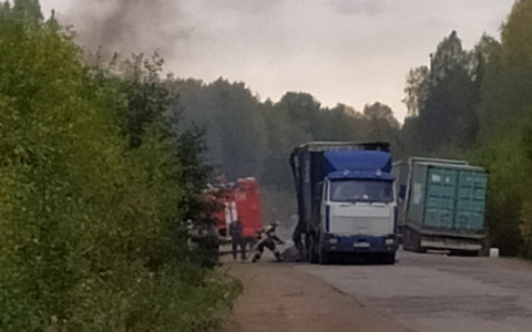 В Коми на дороге вспыхнула фура