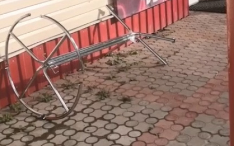 В сыктывкарском магазине на женщину упала металлическая вешалка и сломала руку