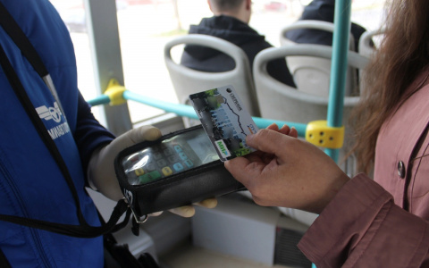 Карта в стоп-листе: сыктывкарку высадили из автобуса в дождь и холод