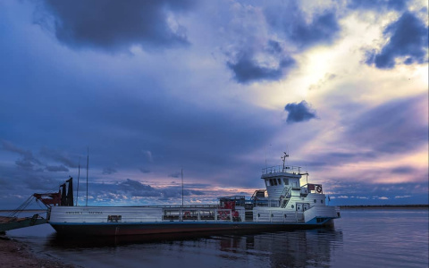 Фото дня от сыктывкарца: оттенки осеннего неба над водной гладью