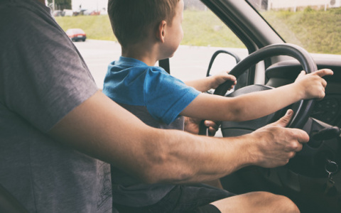 В Госдуме предложили разрешить водить авто с 16 лет