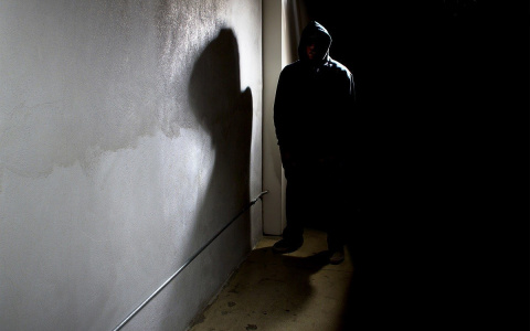 В Сыктывкаре мужчина заманивал детей в подъезд и приставал к ним