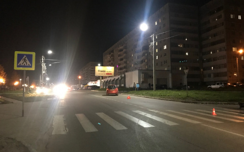 В Сыктывкаре под колеса авто попали двое подростков