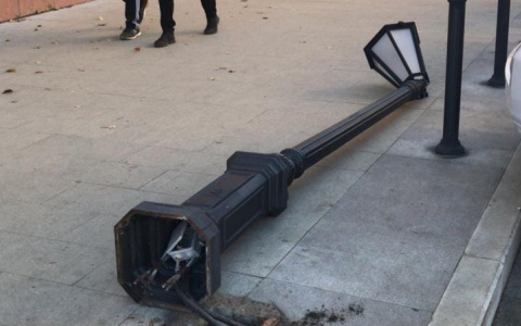 В центре Сыктывкара при загадочных обстоятельствах сбили фонарь