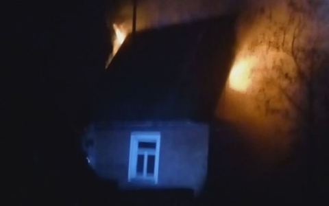 Сыктывкарцы стали свидетелями мощного ночного пожара (видео)