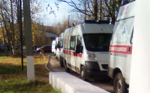 Возле сыктывкарской «инфекционки» заметили очередь из скорых (фото)