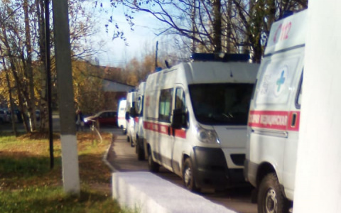 Стало известно, почему возле сыктывкарской больницы образовалась «очередь из скорых»