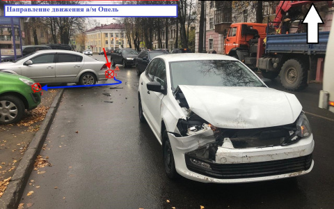 В Сыктывкаре у Нацбиблиотеки столкнулись сразу три авто