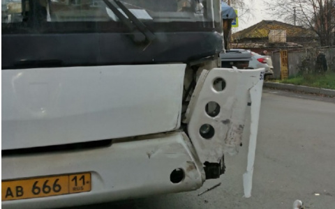 В Сыктывкаре произошло ДТП с участием крана, машины охраны и «адского» автобуса