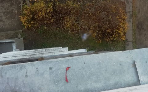 В Сыктывкаре пожилая женщина выпала из окна