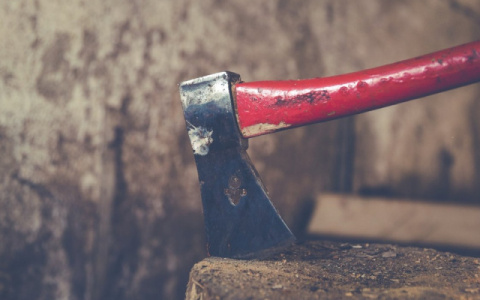 Житель Коми порезал знакомую, а затем отправился за водкой с топором в руках