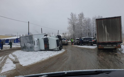 В Сыктывкаре грузовик столкнулся с внедорожником и опрокинулся на дороге (фото, видео)