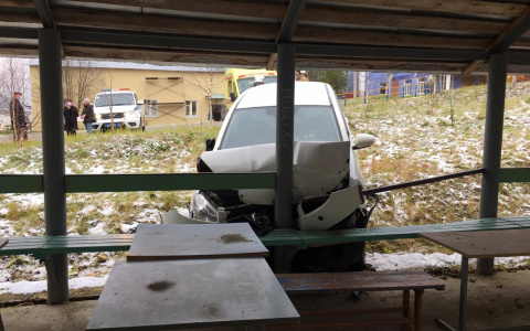 В Коми женщина на «Ниссане» влетела в беседку у психинтерната (фото)