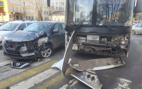 В Сыктывкаре легковушка въехала в рейсовый автобус