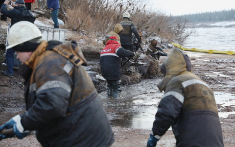 В Усинске снят режим чрезвычайной ситуации после разлива нефти в НАО