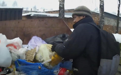 Сыктывкарский блогер копался в мусорках вместе с бездомным (видео)
