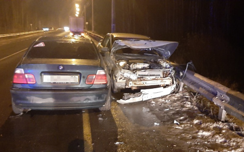 В Сыктывкаре водитель без прав устроил тройное ДТП